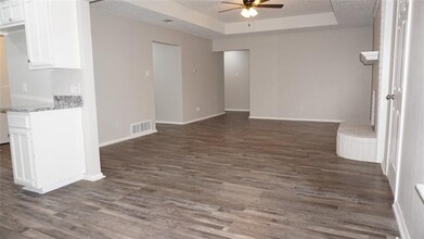 6412 Fairview Dr in Watauga, TX - Foto de edificio - Building Photo