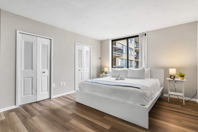 1201 S Bell St in Arlington, VA - Foto de edificio - Building Photo