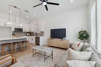 6528 Weston St in Houston, TX - Foto de edificio - Building Photo