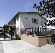 4375 Ventura Canyon Ave in Sherman Oaks, CA - Building Photo - Building Photo