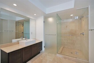 250 Sunny Isles Blvd in Sunny Isles Beach, FL - Building Photo - Building Photo