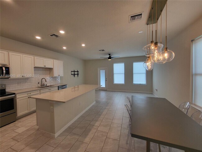 2820 Troubadour St in Palm Springs, FL - Building Photo - Building Photo