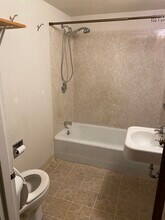 5267 11th Ave NE, Unit Apt B in Seattle, WA - Foto de edificio - Building Photo