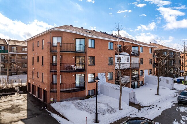 7640 Suzanne-Giroux St in Montréal, QC - Building Photo - Building Photo