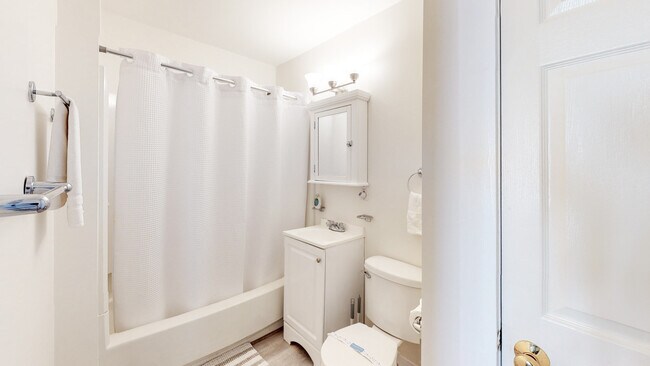24 Hews St, Unit 1 in Cambridge, MA - Foto de edificio - Building Photo