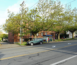 Maxwell Court in Seattle, WA - Building Photo - Building Photo