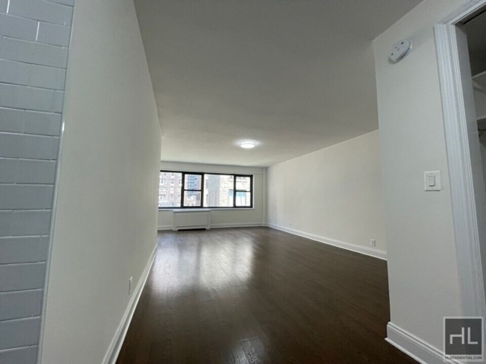 EAST 56 STREET in New York, NY - Building Photo