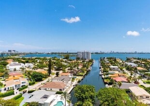 2150 Sans Souci Blvd in North Miami, FL - Foto de edificio - Building Photo