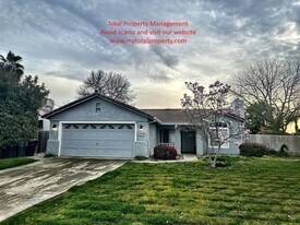 5449 W Ashland Ct in Visalia, CA - Building Photo