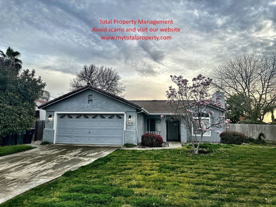 5449 W Ashland Ct in Visalia, CA - Building Photo