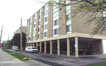 Shaker Square Towers in Cleveland, OH - Building Photo - Building Photo