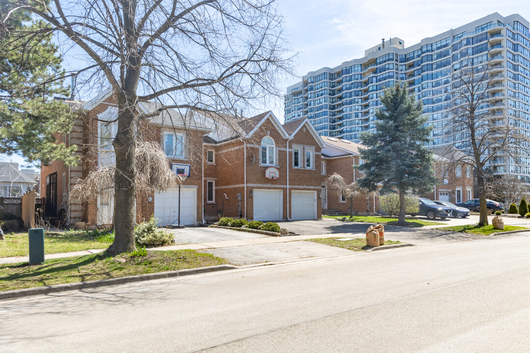 88 Brownstone Cir in Thornhill, ON - Building Photo