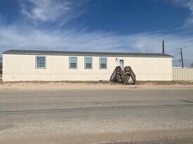 913 SW 1st St in Andrews, TX - Building Photo