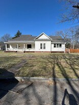 702 W 1st St in Pittsburg, KS - Building Photo