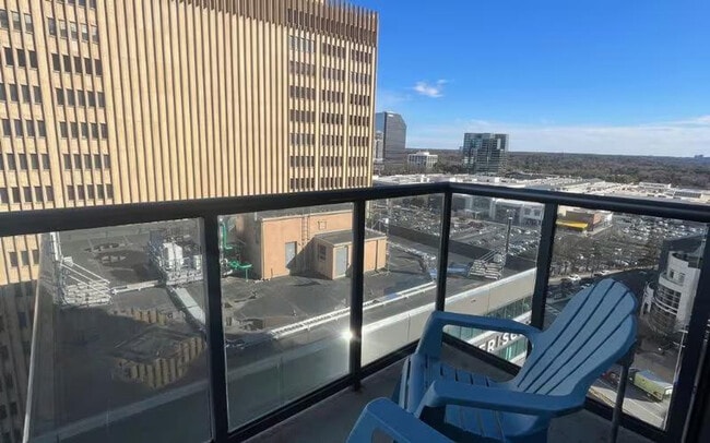 3380 Peachtree Rd NE in Atlanta, GA - Foto de edificio - Building Photo