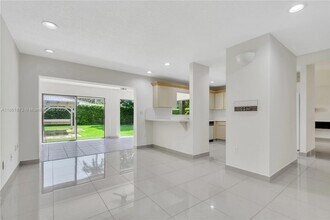 4585 SW 87th Ave in Miami, FL - Building Photo - Building Photo