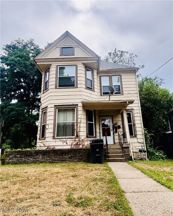 51 Oakdale Ave in Akron, OH - Building Photo