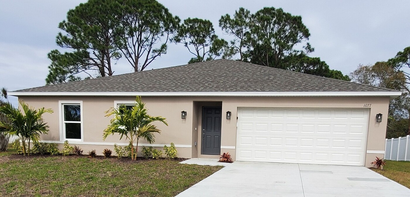 1077 Sally St SE in Palm Bay, FL - Building Photo