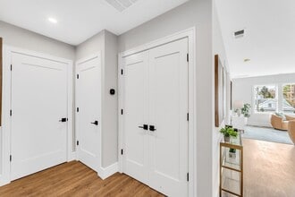 1000 Washington St, Unit 201 in Dedham, MA - Foto de edificio - Building Photo