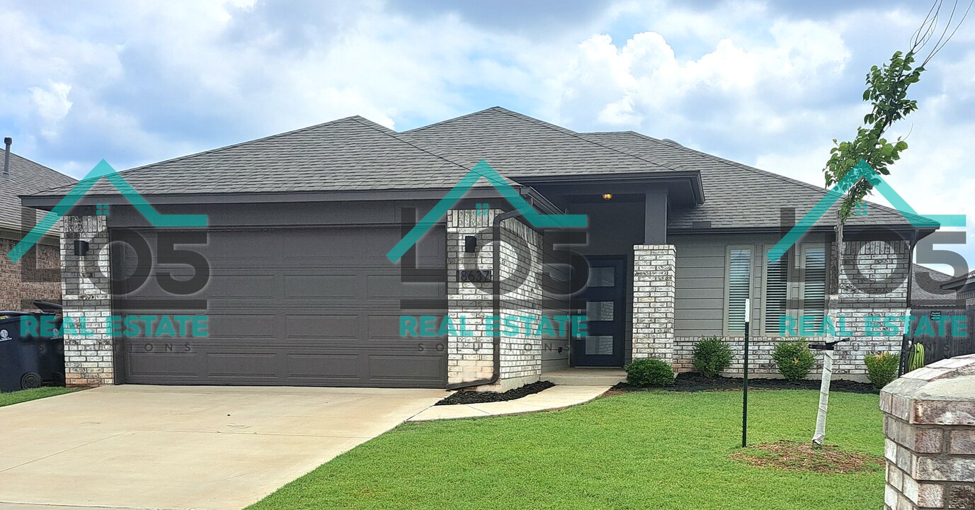 18637 Cantar Dr in Edmond, OK - Building Photo