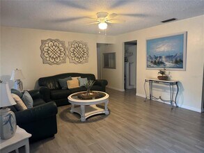 2208 Valleybrook Ave in Valrico, FL - Building Photo - Building Photo