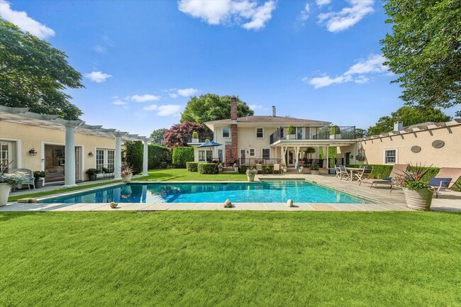 24 Jennings Ave in Southampton, NY - Foto de edificio - Building Photo