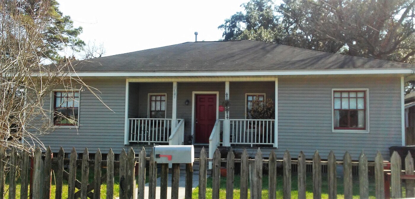 1701 Sylvester Rd in Houston, TX - Building Photo