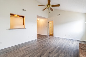 385 Hawthorne Oaks Way in Powell, TN - Foto de edificio - Building Photo