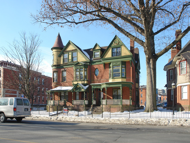 97-99 Wethersfield Ave in Hartford, CT - Foto de edificio - Building Photo