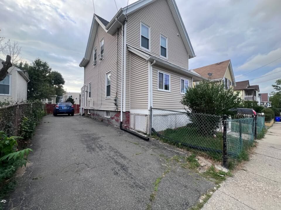 16 Hazelwood St, Unit 1 in Malden, MA - Building Photo