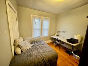 814 Parker St, Unit 3 in Boston, MA - Foto de edificio - Building Photo