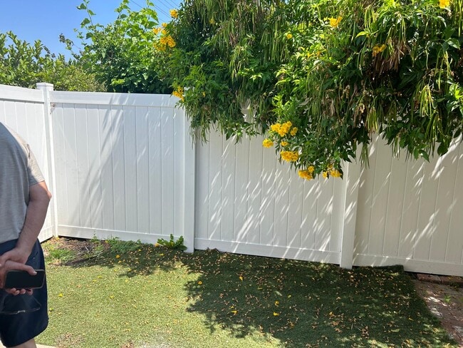 1426 N Hollywood Way in Burbank, CA - Foto de edificio - Building Photo