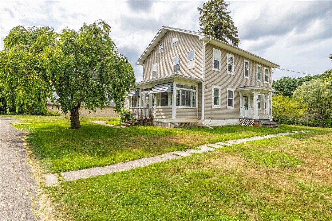 757 Holt Rd in Webster, NY - Building Photo