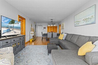 3675 N Country Club Dr in Aventura, FL - Foto de edificio - Building Photo