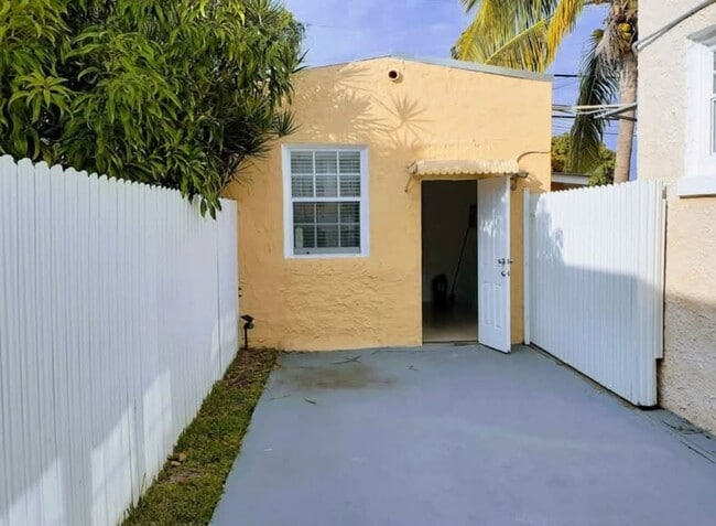 2235 SW 16th Ter, Unit Rear Studio in Miami, FL - Foto de edificio - Building Photo