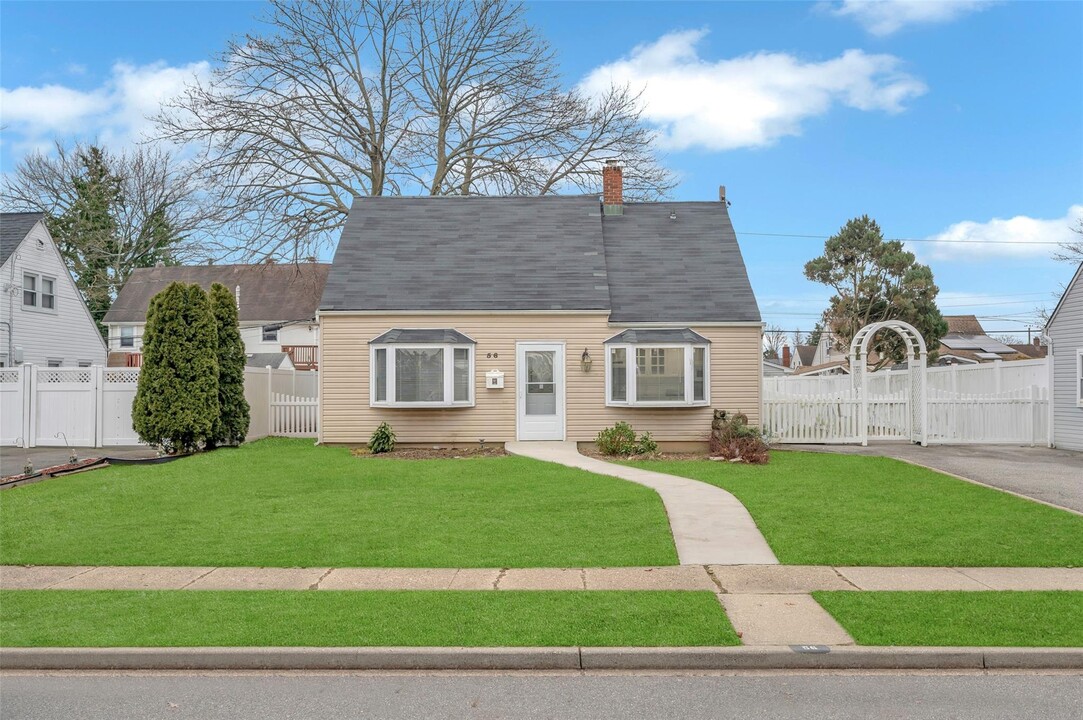 56 Bluegrass Ln in Levittown, NY - Building Photo