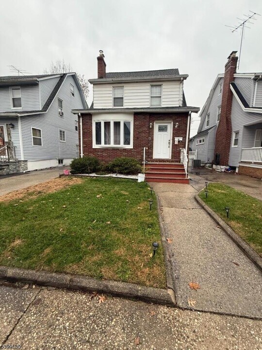 137 N 17th St in Bloomfield, NJ - Building Photo