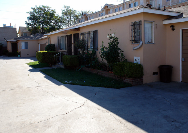 932 N Inglewood Ave in Inglewood, CA - Foto de edificio - Building Photo