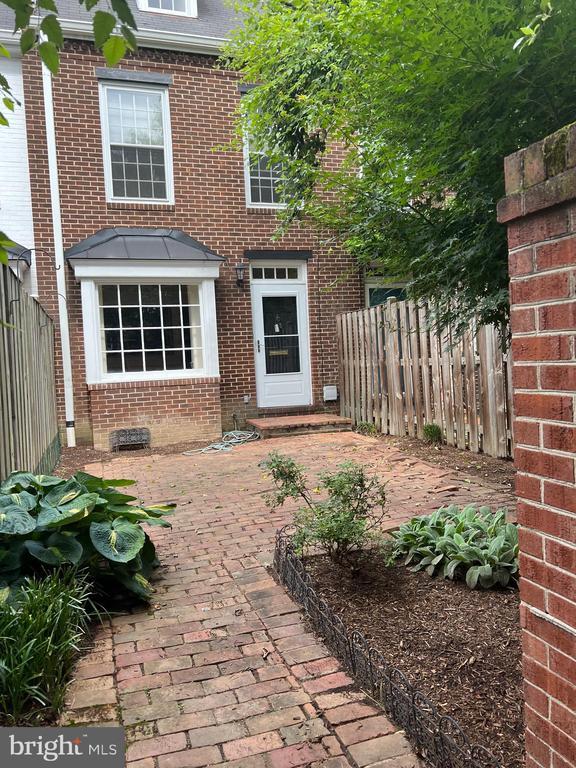 property at 618 Queen St