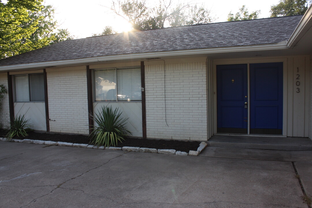 1203 Holleman Dr in College Station, TX - Building Photo