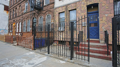 77 Jefferson St in Brooklyn, NY - Foto de edificio - Building Photo
