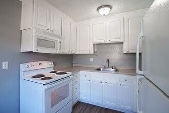Metro Park Apartment Homes in San Leandro, CA - Building Photo - Interior Photo