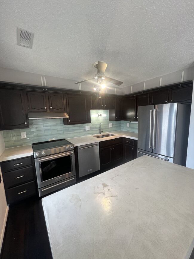9309 Sandler Dr-Unit -Unit #5 in Urbandale, IA - Building Photo - Building Photo