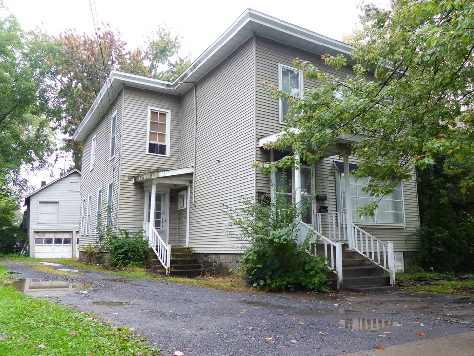 68 E Genesee St in Auburn, NY - Foto de edificio