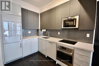 2916 Hwy 7 in Vaughan, ON - Building Photo - Building Photo