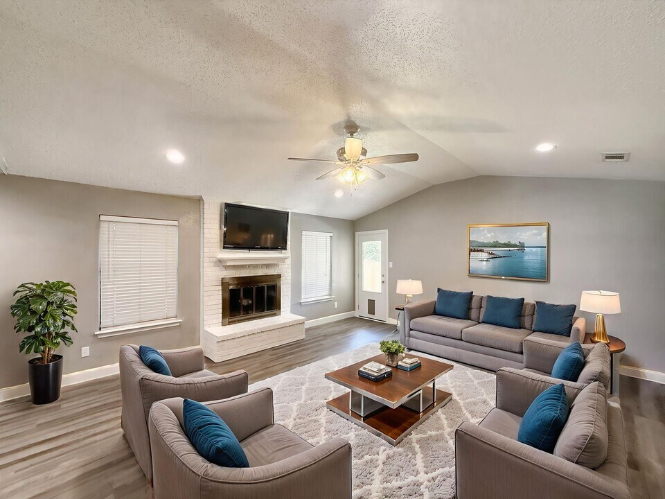 8216 Lesley Ln in Watauga, TX - Foto de edificio