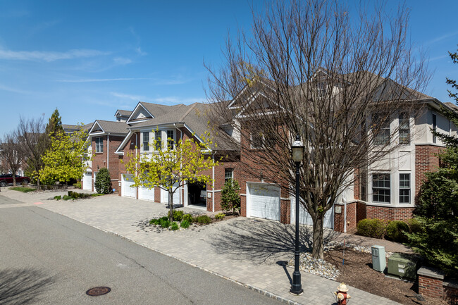 Cedar Gate at Livingston in Livingston, NJ - Foto de edificio - Building Photo