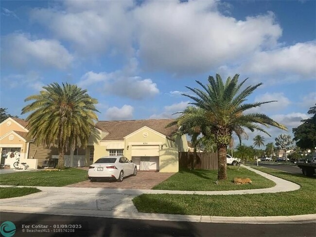 8311 Dynasty Dr in Boca Raton, FL - Foto de edificio - Building Photo