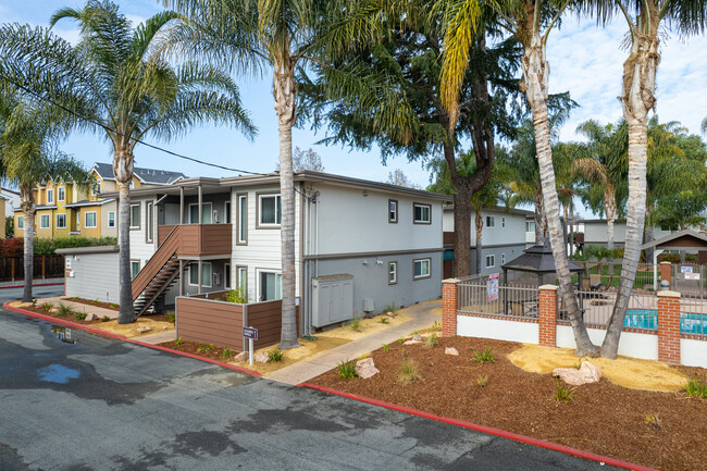 Somerset Place Apartments in Mountain View, CA - Building Photo - Building Photo