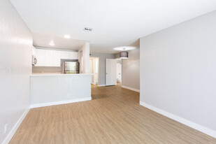Spacious 2 Bedroom/2 Bath Apartment in Kor... in Los Angeles, CA - Building Photo